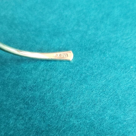 2/15$ Avon minimalist 3 rhinestones bracelet - Picture 6 of 6